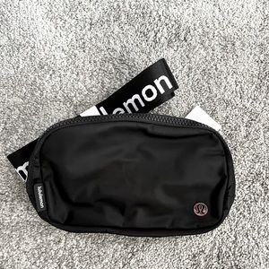 🔥🏝🛫 Lululemon Everywhere Belt Bag in BLACK AND WHITE. LAST ONE🔥🏝🛫
